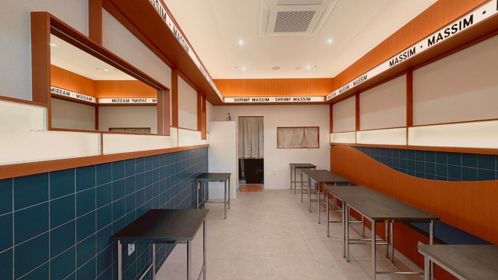 새우 마씸 인테리어 — 우드 오렌지와 틸 블루 타일이 조화된 모던한 공간